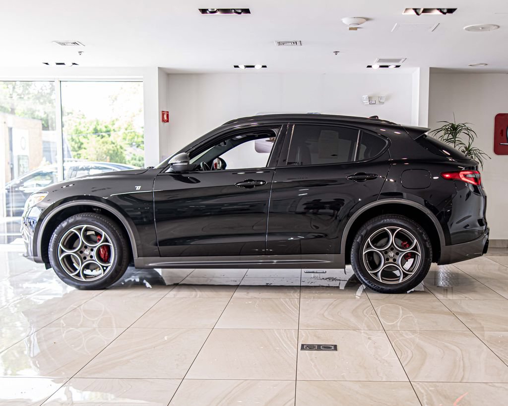 Used 2022 Alfa Romeo Stelvio Ti AWD/4WD image 6