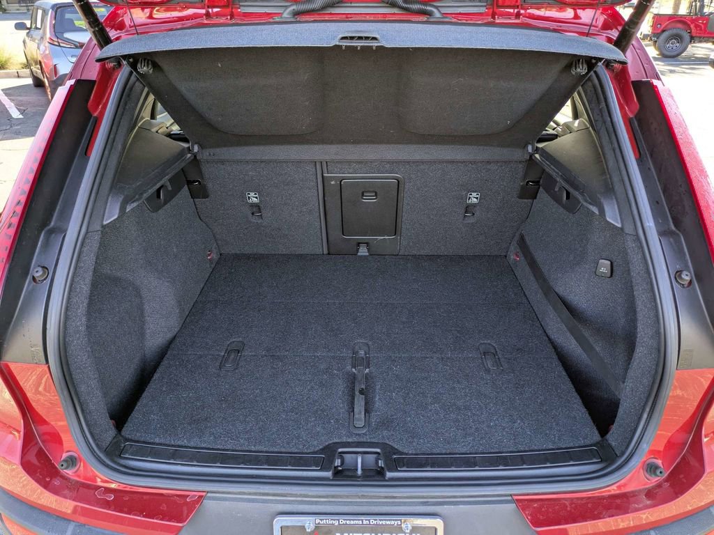 Used 2019 Volvo XC40 T5 Momentum image 13