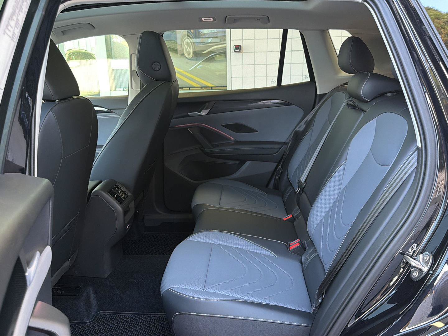 Certified 2026 Volkswagen Tiguan SE w/ Panoramic Sunroof Package FWD image 16