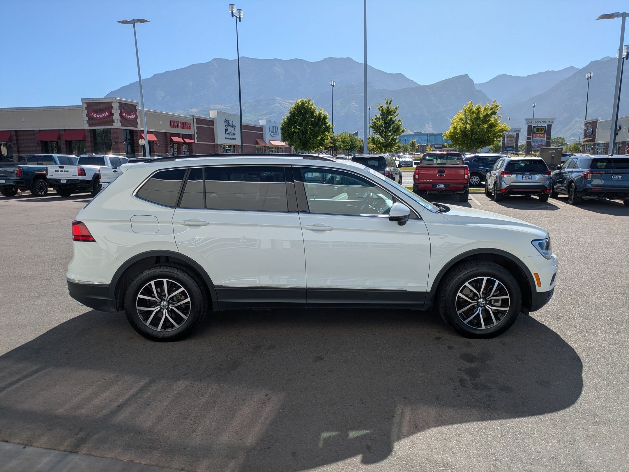 Used 2021 Volkswagen Tiguan SE w/ Panoramic Sunroof Package AWD/4WD image 2