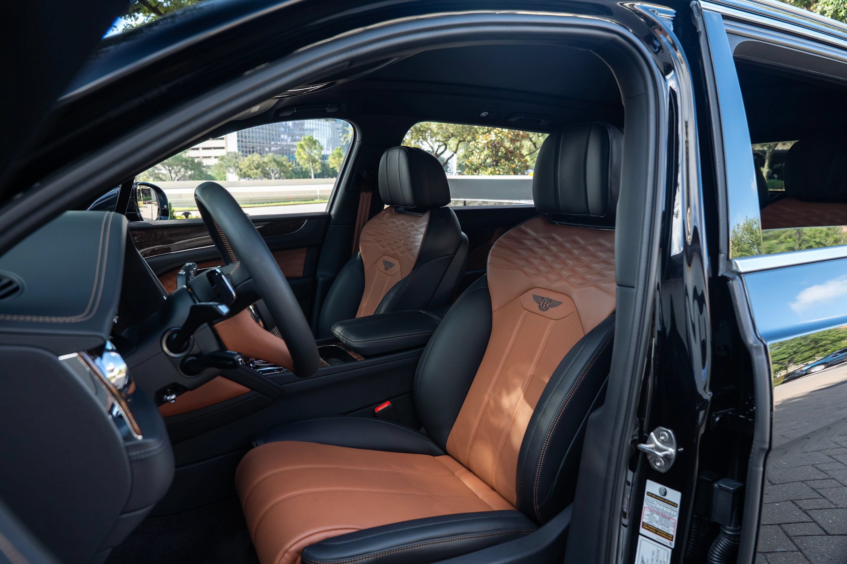 Certified 2025 Bentley Bentayga Extended Wheelbase AWD/4WD image 8