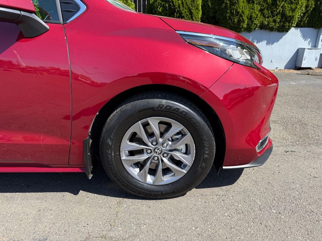 Certified 2023 Toyota Sienna XLE AWD/4WD image 12
