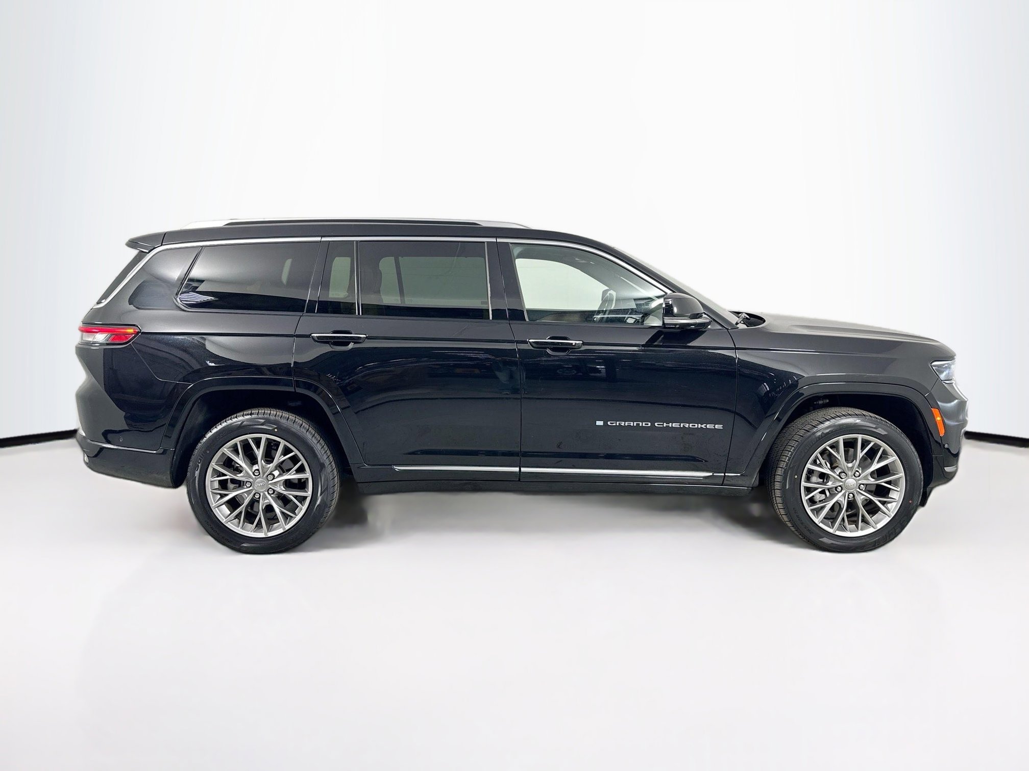 Used 2023 Jeep Grand Cherokee L Summit w/ Advanced Protech Group IV image 4