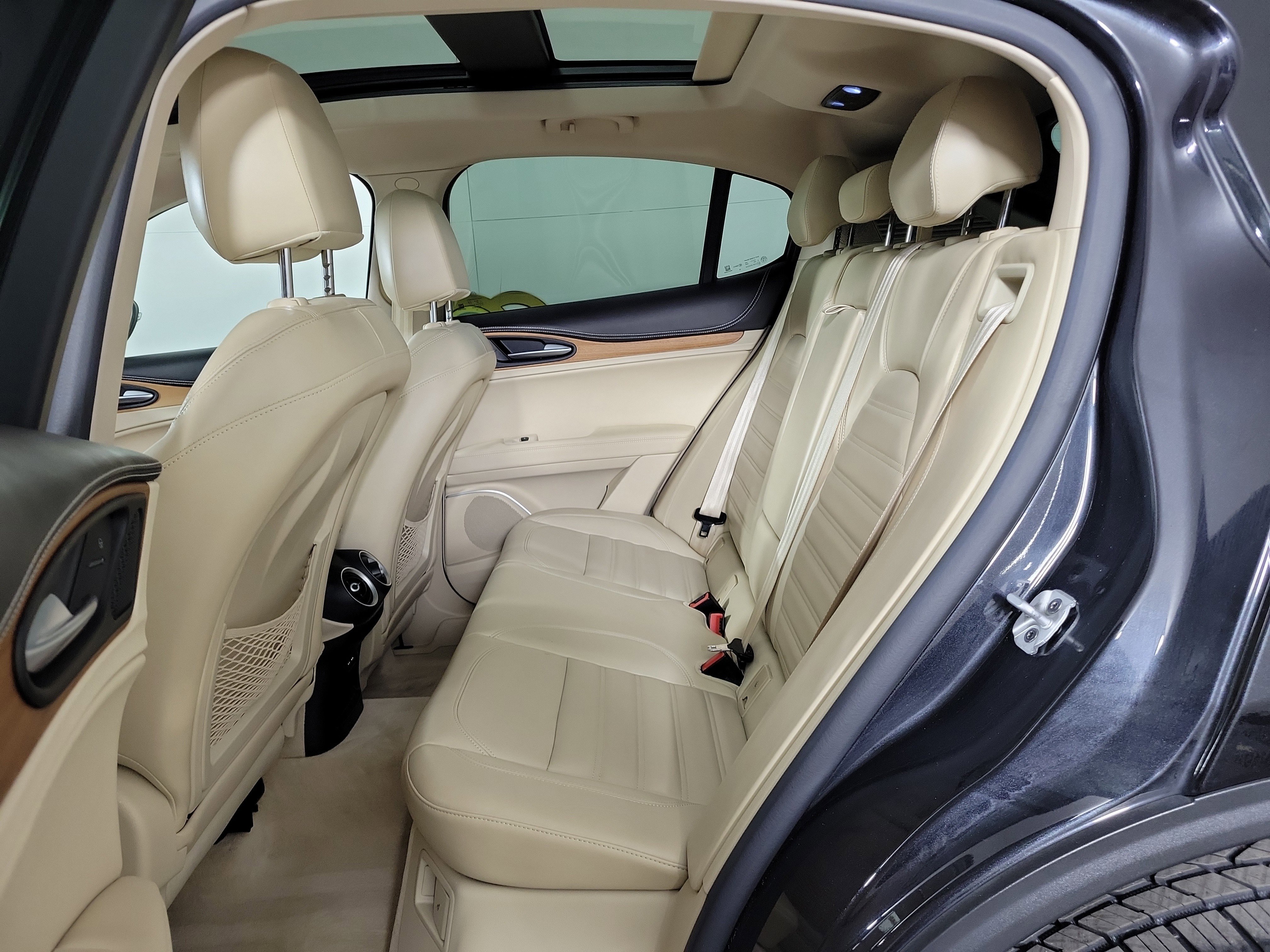 Used 2019 Alfa Romeo Stelvio Ti Lusso w/ Quick Order Package 22X Lusso image 10