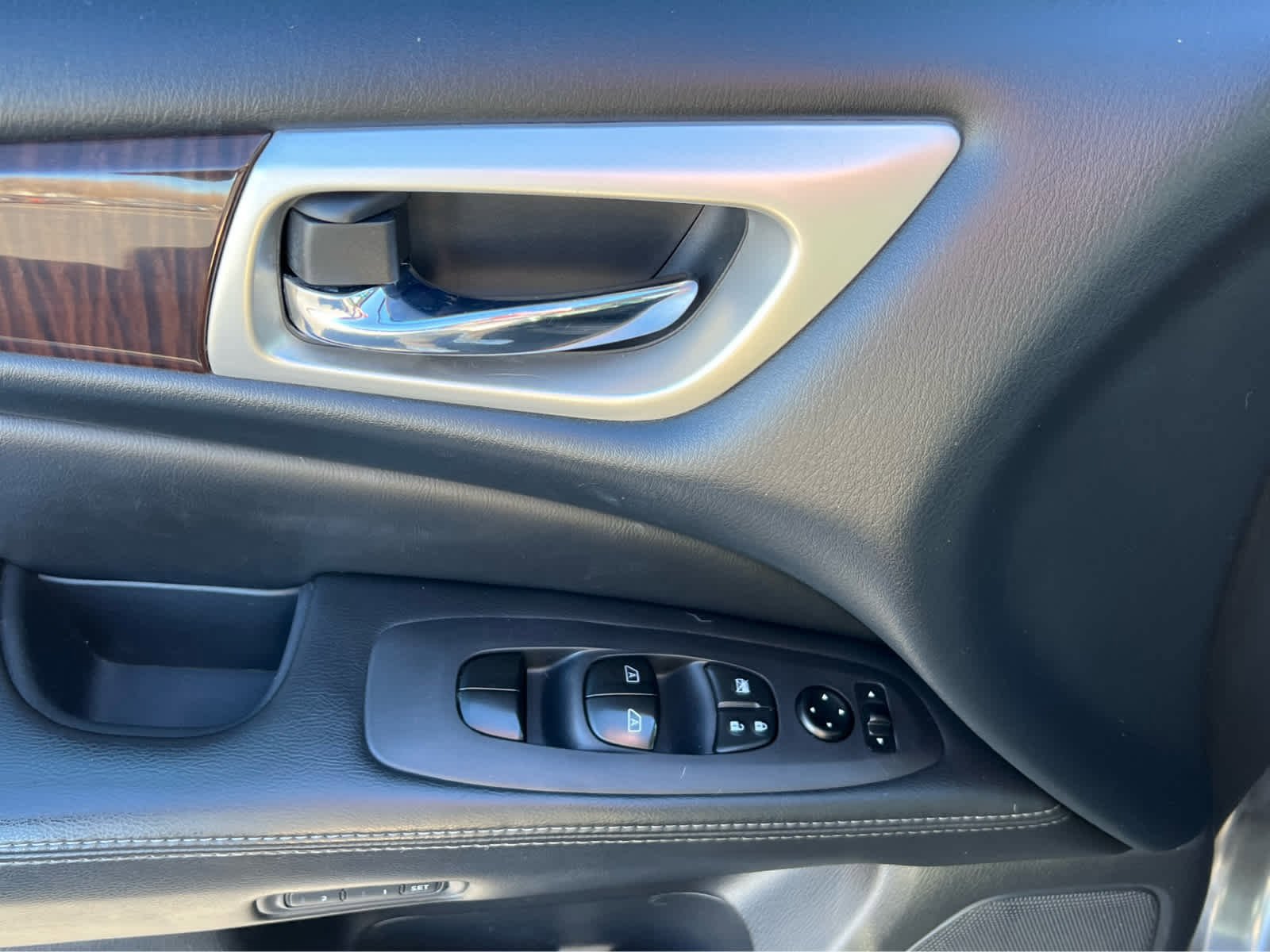 Used 2014 Nissan Pathfinder Platinum image 28