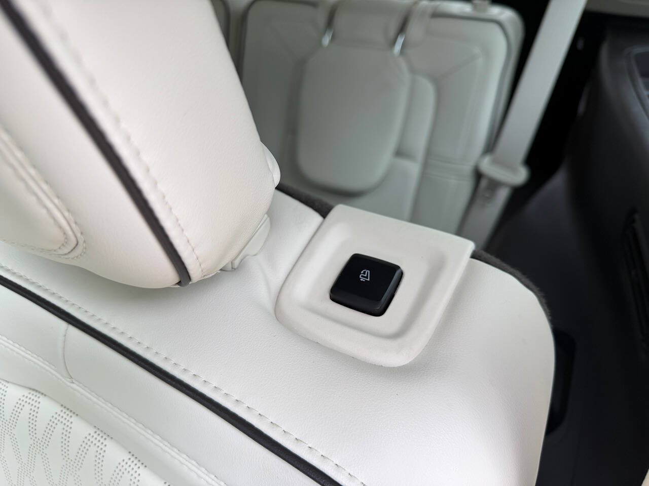 Used 2023 Lincoln Aviator Black Label w/ Dynamic Handling Package AWD/4WD image 23