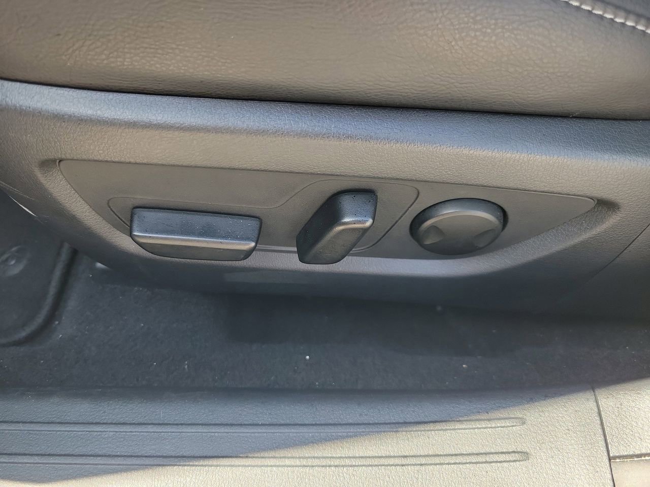 Used 2025 MAZDA CX-50 AWD 2.5 S w/ Premium Package image 18