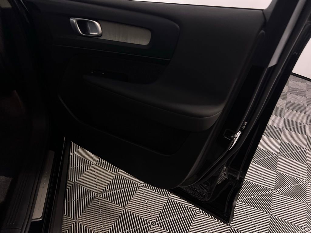 Used 2025 Volvo XC40 B5 Plus image 34