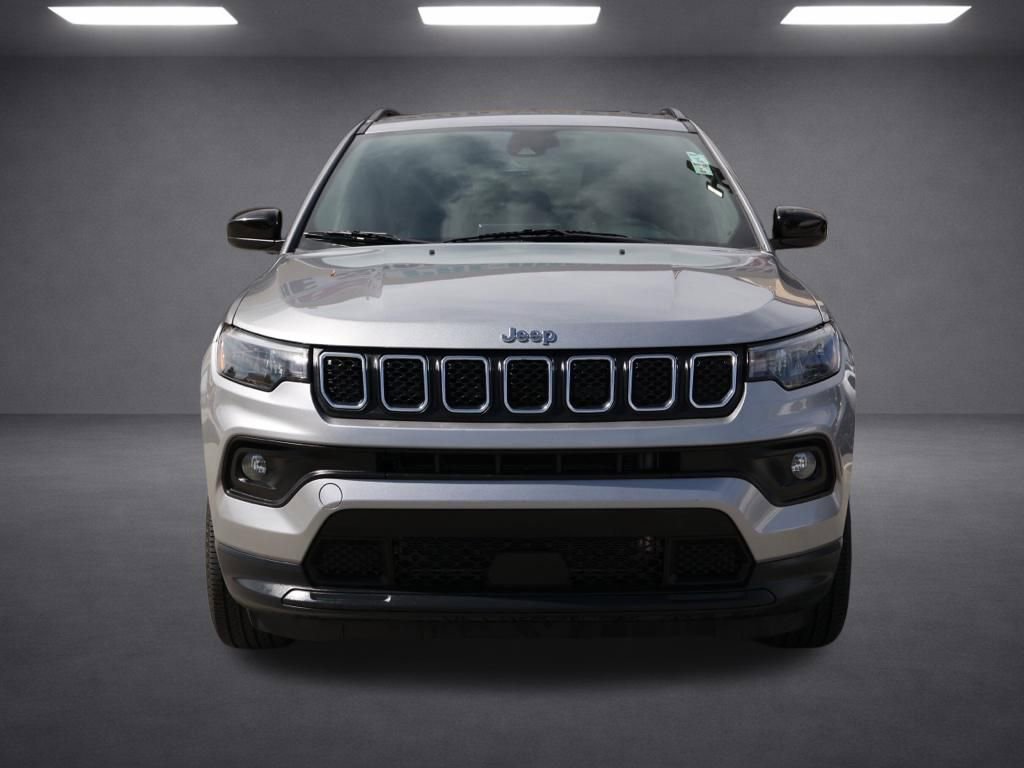 Used 2024 Jeep Compass Latitude image 9