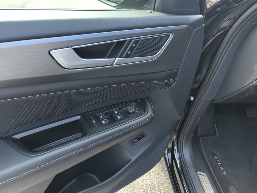 Used 2024 Volkswagen Atlas Cross Sport SE w/ Panoramic Sunroof Package FWD image 18