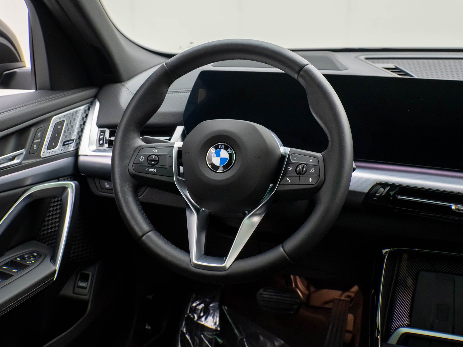 Certified 2025 BMW X2 xDrive28i w/ Premium Package image 11