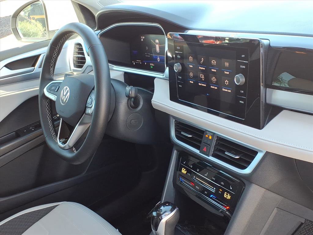 Certified 2025 Volkswagen Taos SE image 12