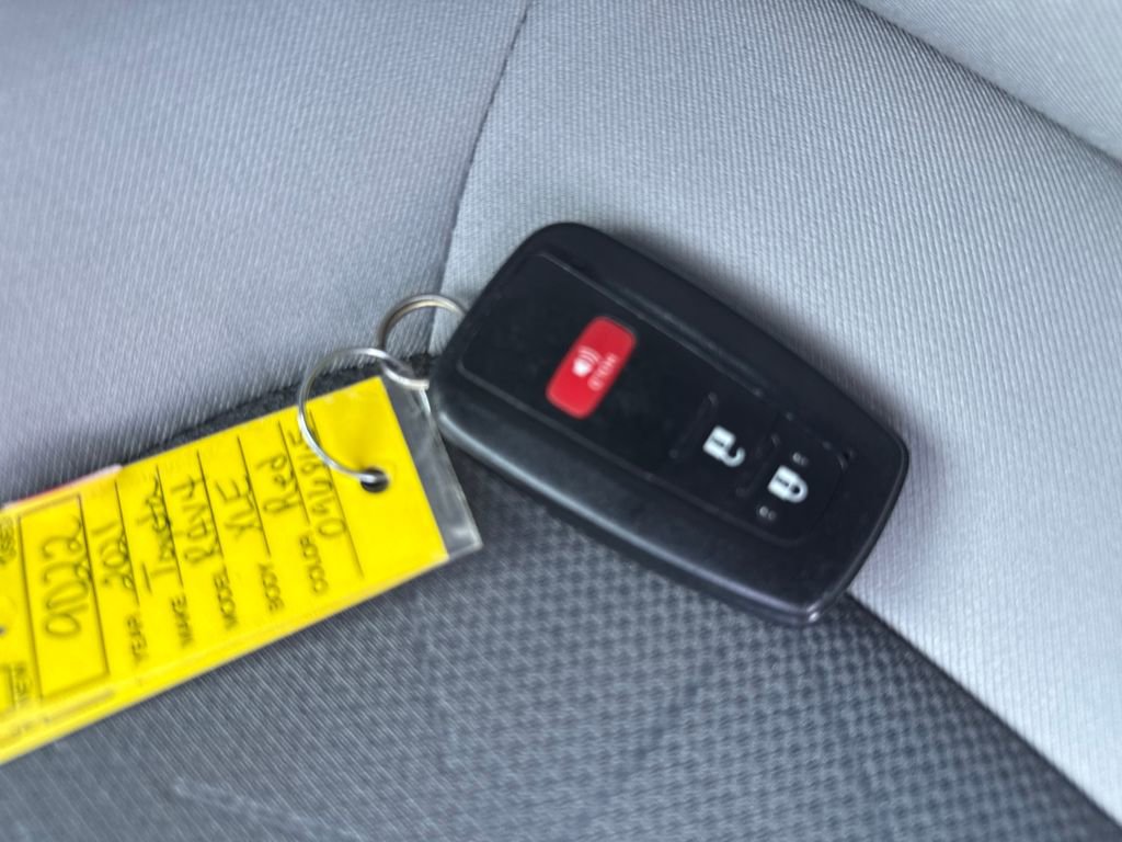 Used 2021 Toyota RAV4 XLE image 32