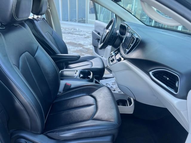 Used 2024 Chrysler Pacifica Touring-L FWD image 17