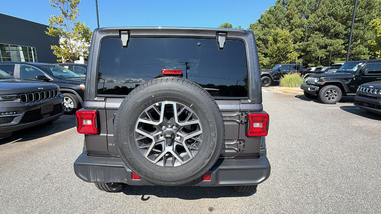 Used 2026 Jeep Wrangler Unlimited Sahara AWD/4WD image 9