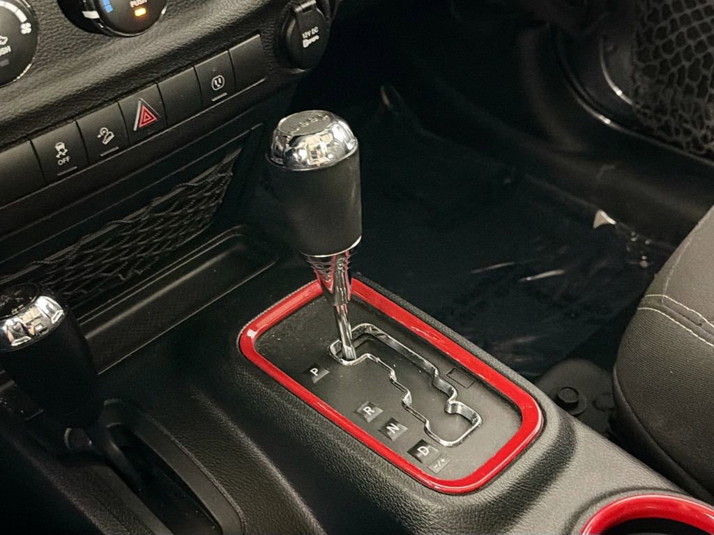Used 2018 Jeep Wrangler Unlimited Sahara AWD/4WD image 14