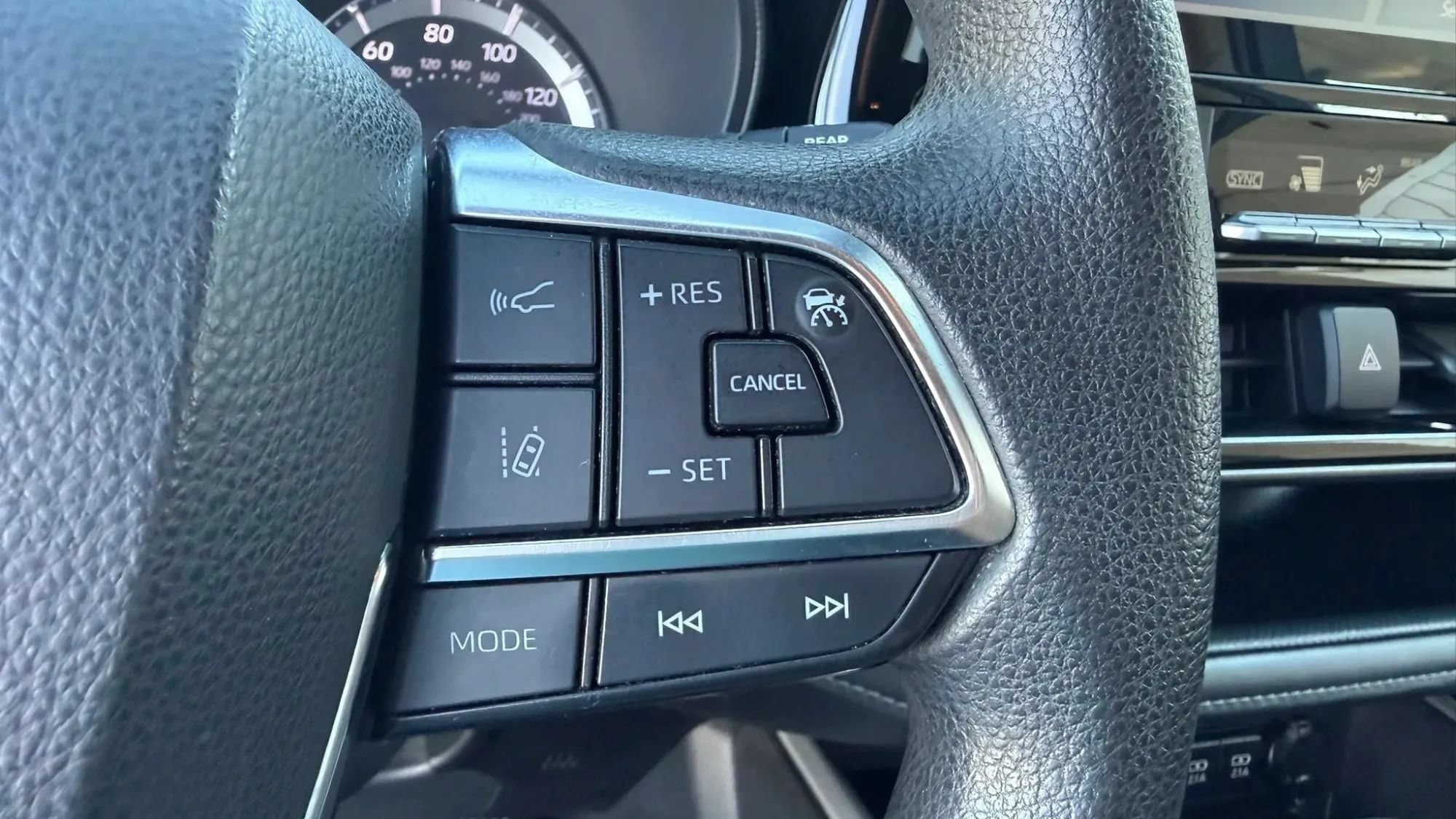 Used 2020 Toyota Highlander L AWD/4WD image 25