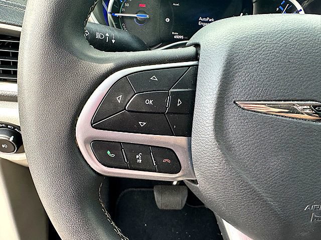 Used 2023 Chrysler Pacifica Touring-L FWD image 19