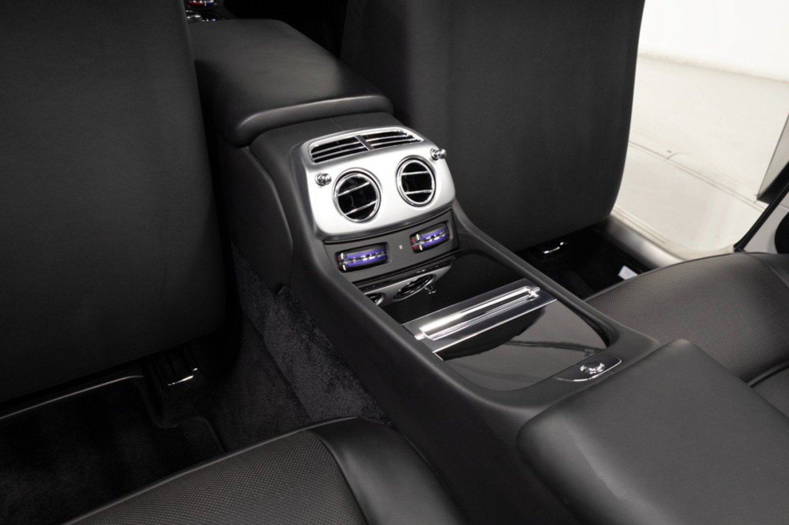 Used 2019 Rolls-Royce Dawn RWD image 46