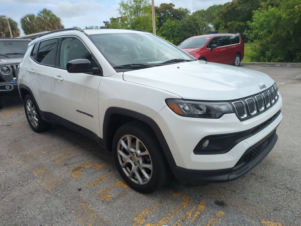 Used 2022 Jeep Compass Latitude w/ Sun and Sound Group AWD/4WD image 2