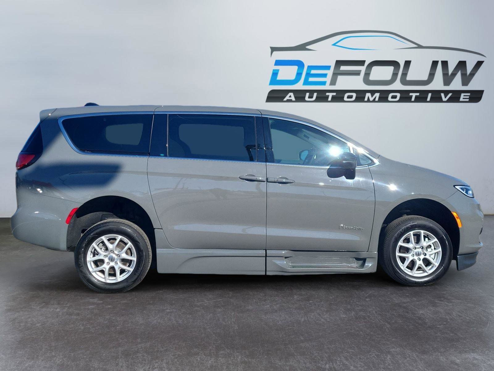 Used 2024 Chrysler Pacifica Touring image 2