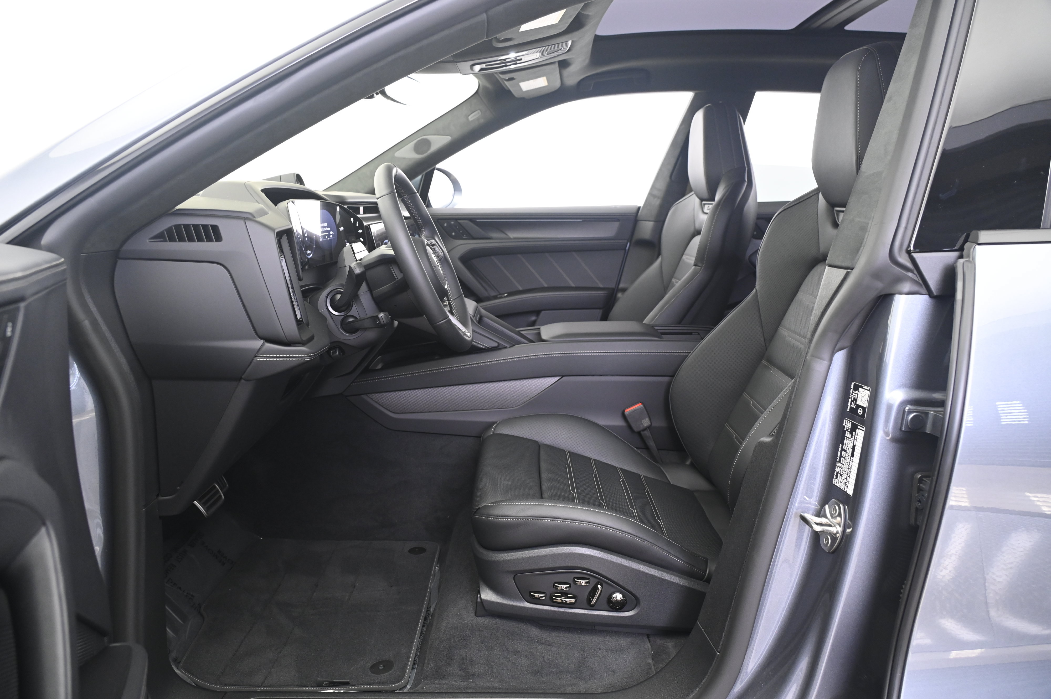 Certified 2026 Porsche Cayenne Turbo AWD/4WD image 30