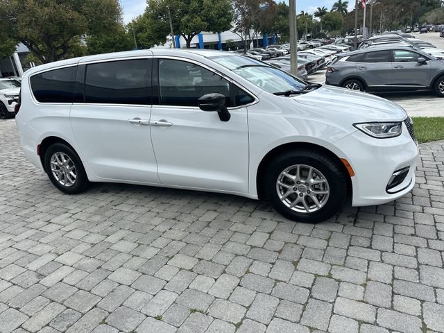 Used 2024 Chrysler Pacifica Touring FWD image 15