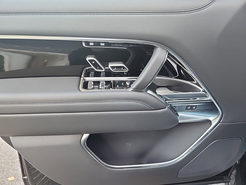 Used 2025 Land Rover Range Rover SE image 24