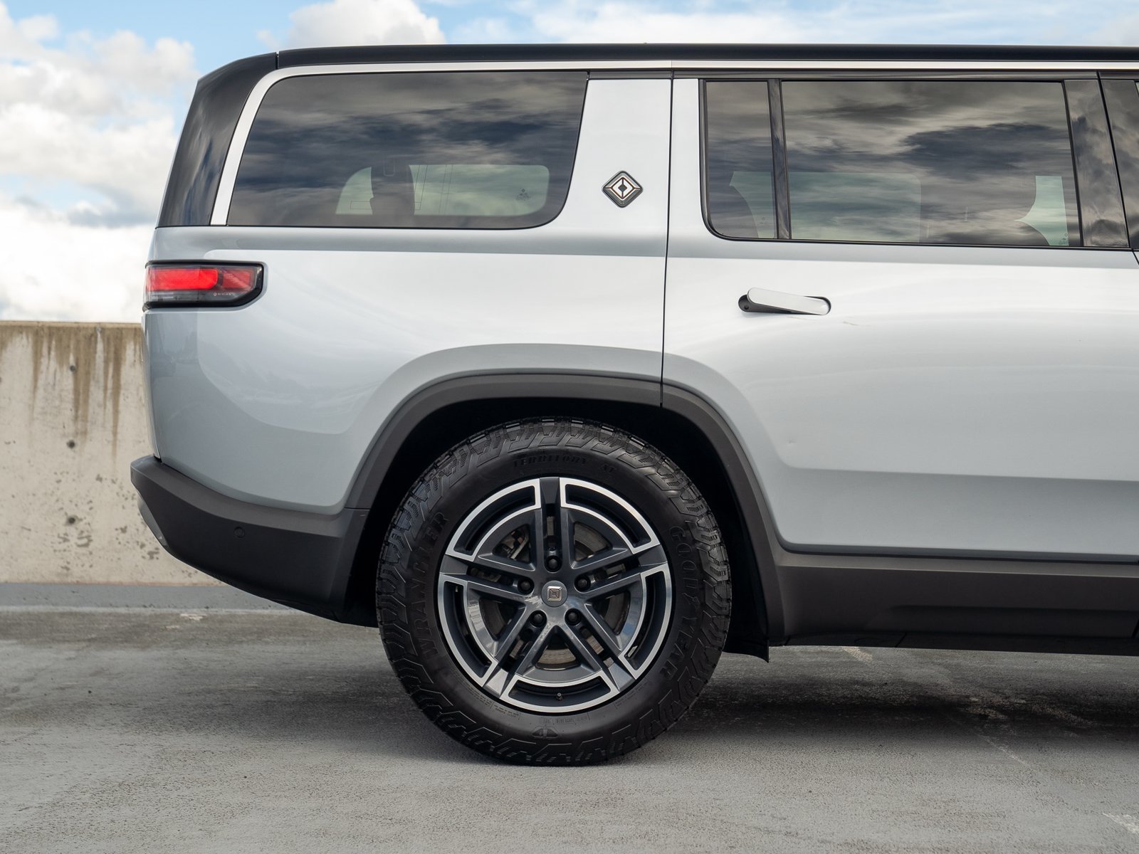 Used 2025 Rivian R1S Adventure Dual AWD/4WD image 13