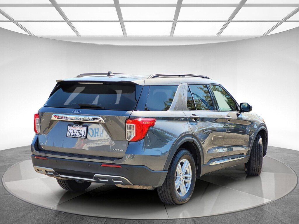 Used 2023 Ford Explorer XLT w/ Equipment Group 202A image 4