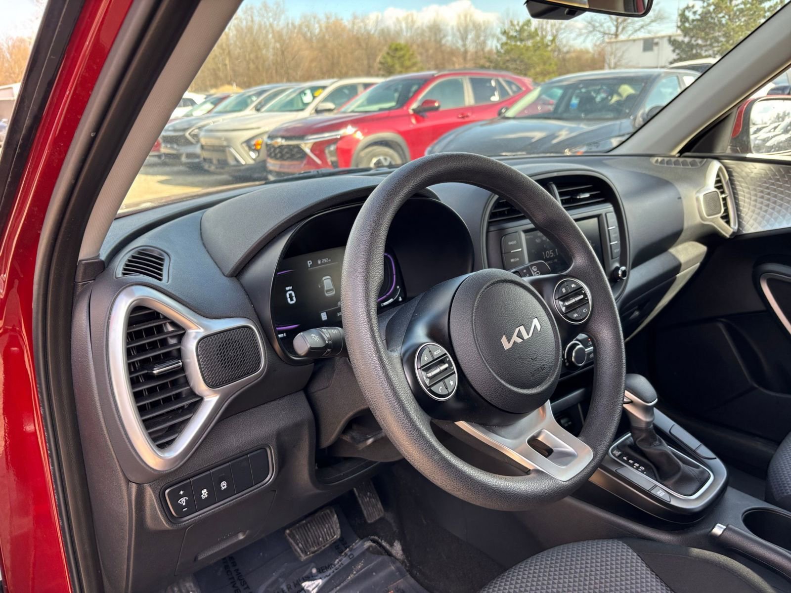 Used 2025 Kia Soul LX w/ LX Technology Package FWD image 33