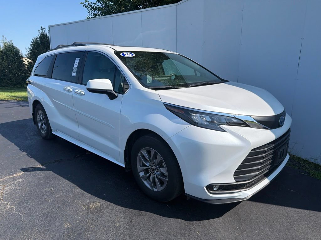 Certified 2025 Toyota Sienna XLE AWD/4WD image 4
