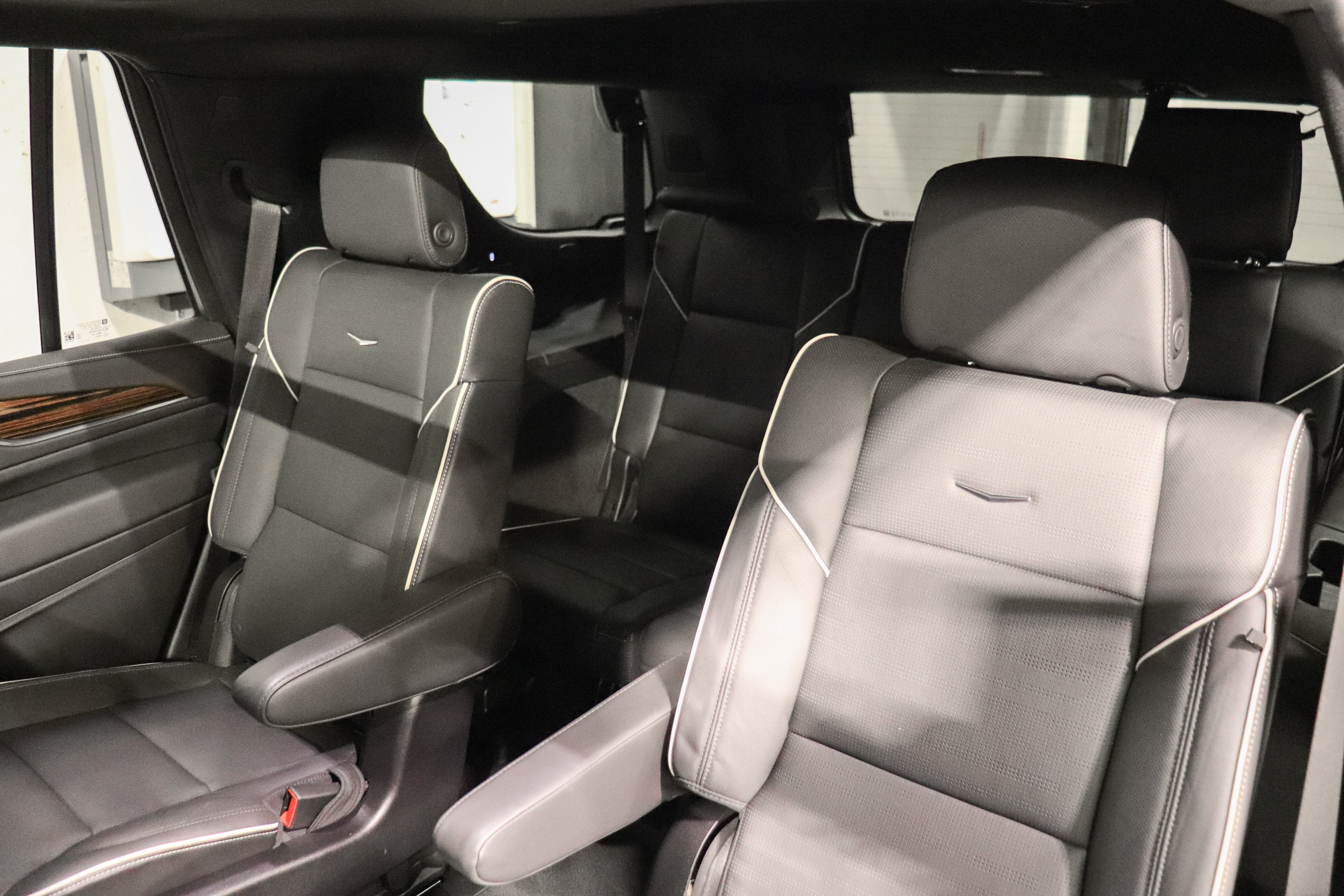 Used 2023 Cadillac Escalade Premium Luxury AWD/4WD image 17