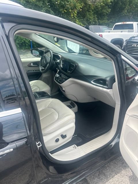 Used 2017 Chrysler Pacifica Touring-L Plus w/ Advanced Safetytec Group FWD image 21