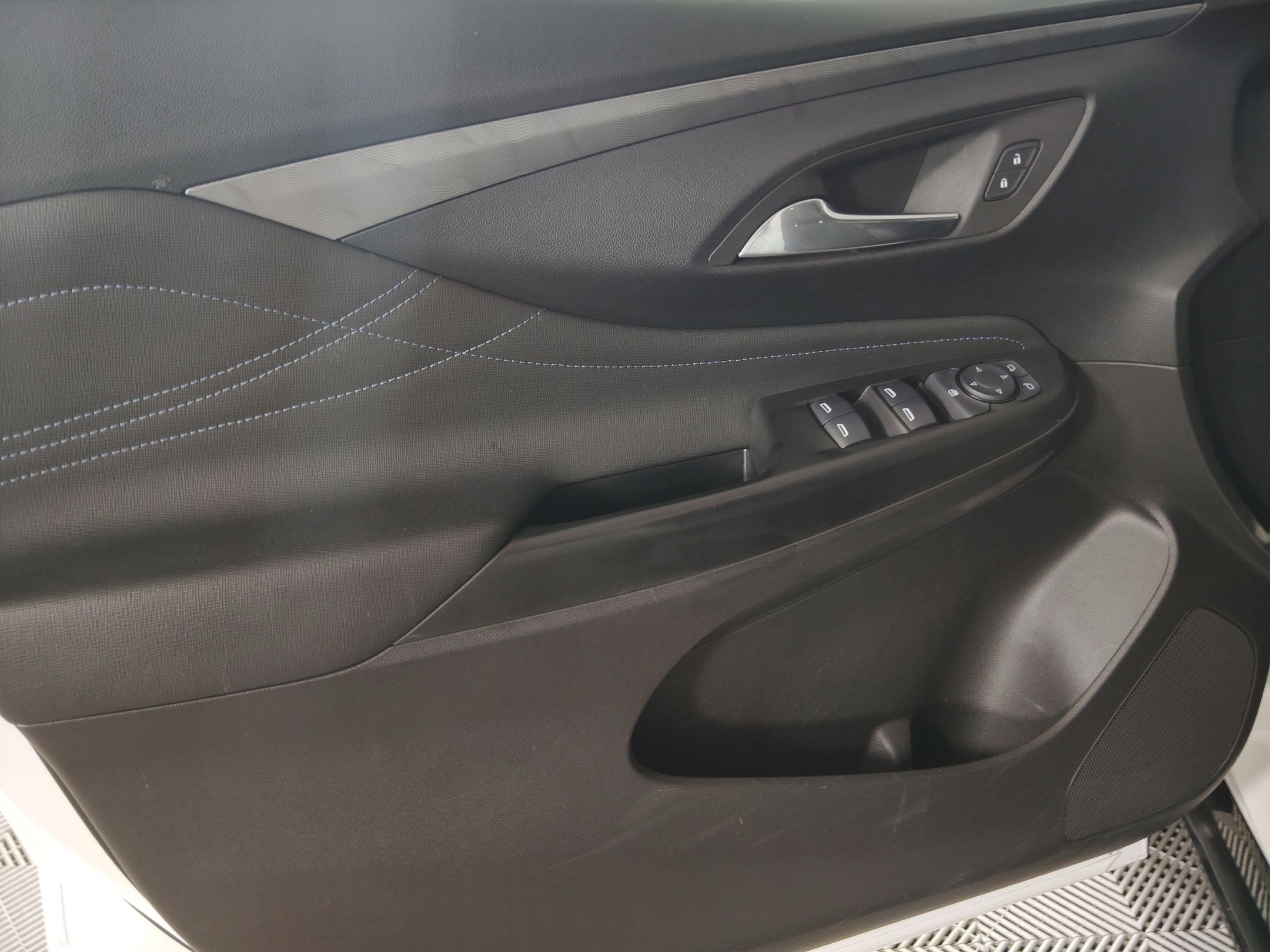 Used 2025 Buick Envista Sport Touring image 12