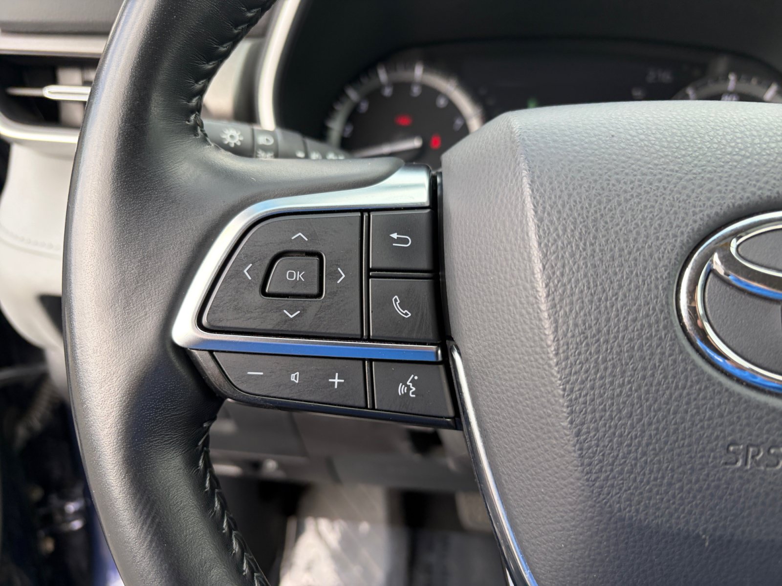 Used 2021 Toyota Highlander XLE AWD/4WD image 14