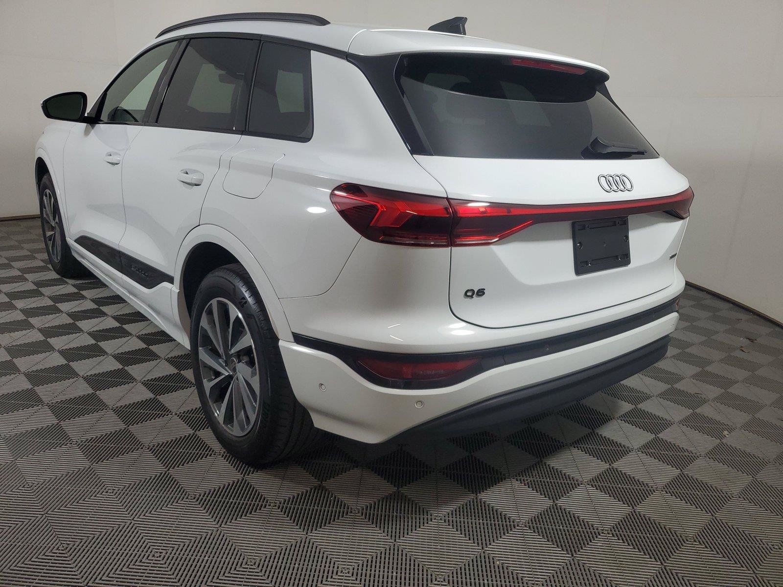 Used 2025 Audi Q6 e-tron Premium w/ Convenience Package AWD/4WD image 4