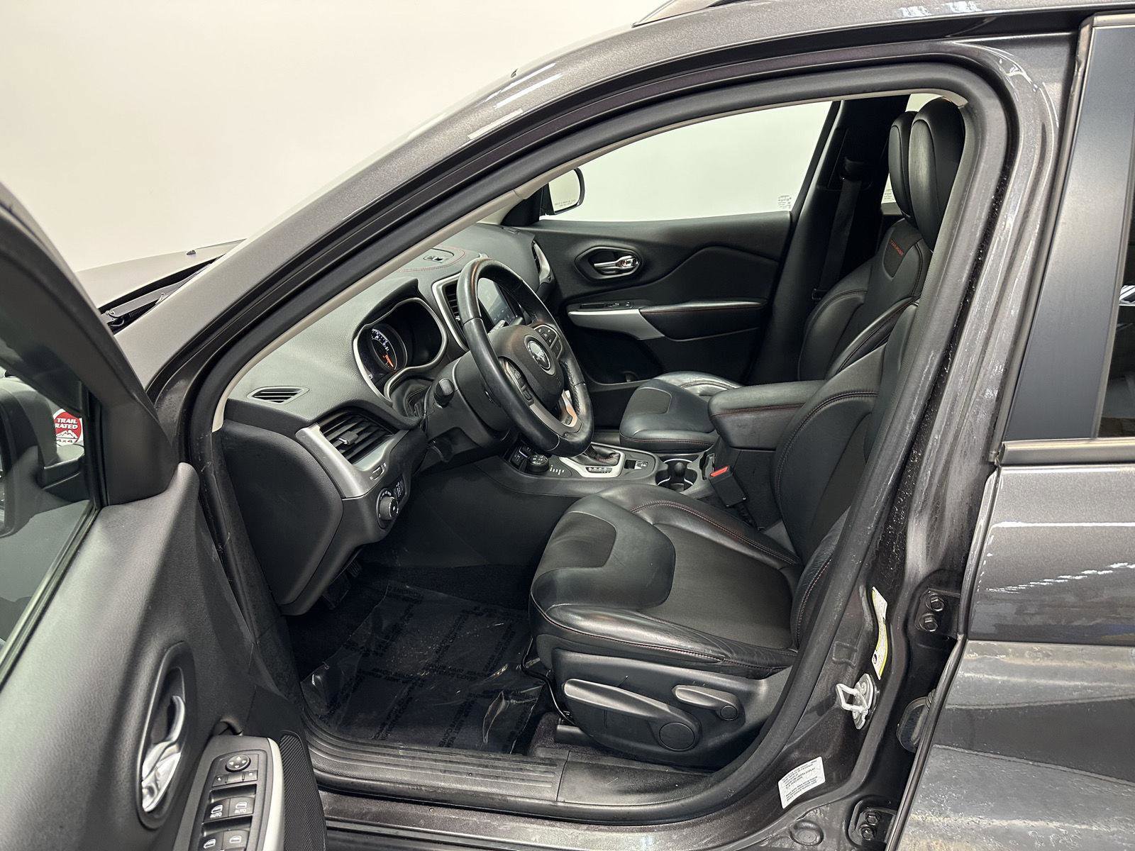 Used 2017 Jeep Cherokee Trailhawk image 15
