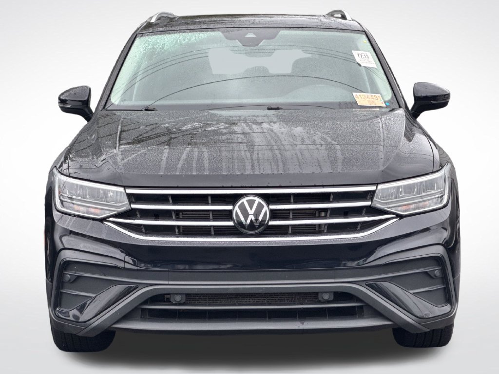 Used 2023 Volkswagen Tiguan SE w/ Panoramic Sunroof Package FWD image 3