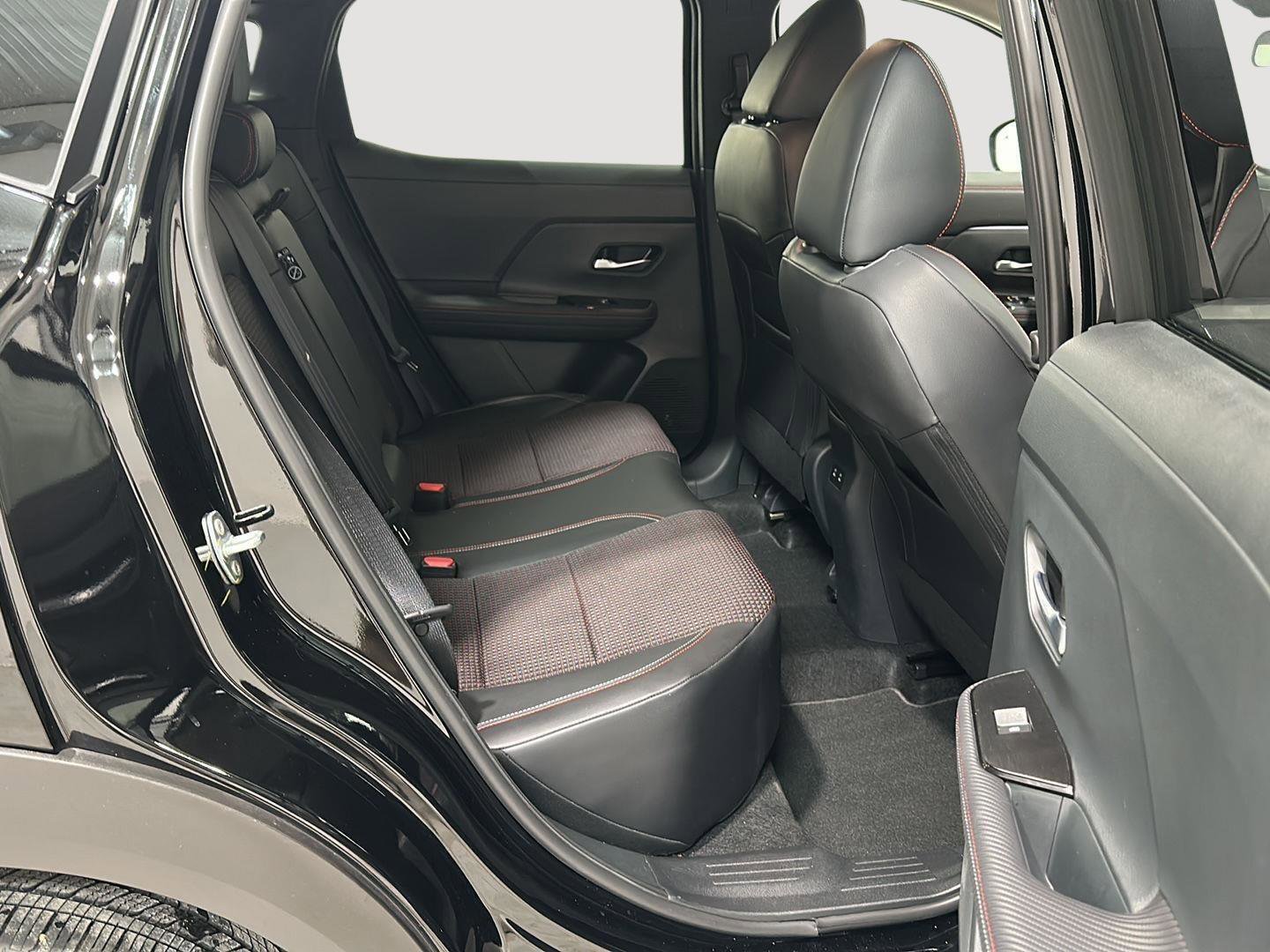 Used 2025 Nissan Kicks SR image 22