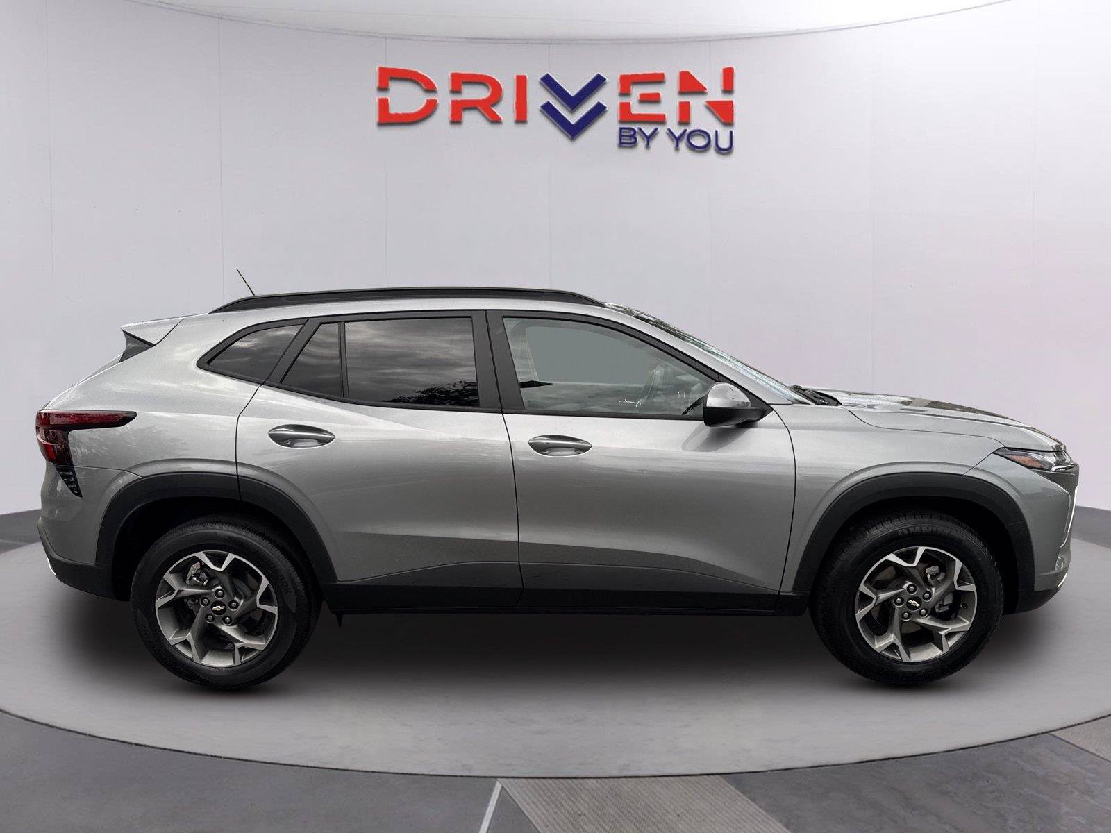 Used 2025 Chevrolet Trax LT w/ Driver Confidence Package FWD image 2