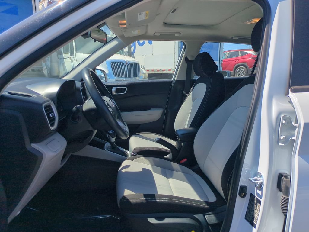 Used 2025 Hyundai Venue SEL FWD image 23