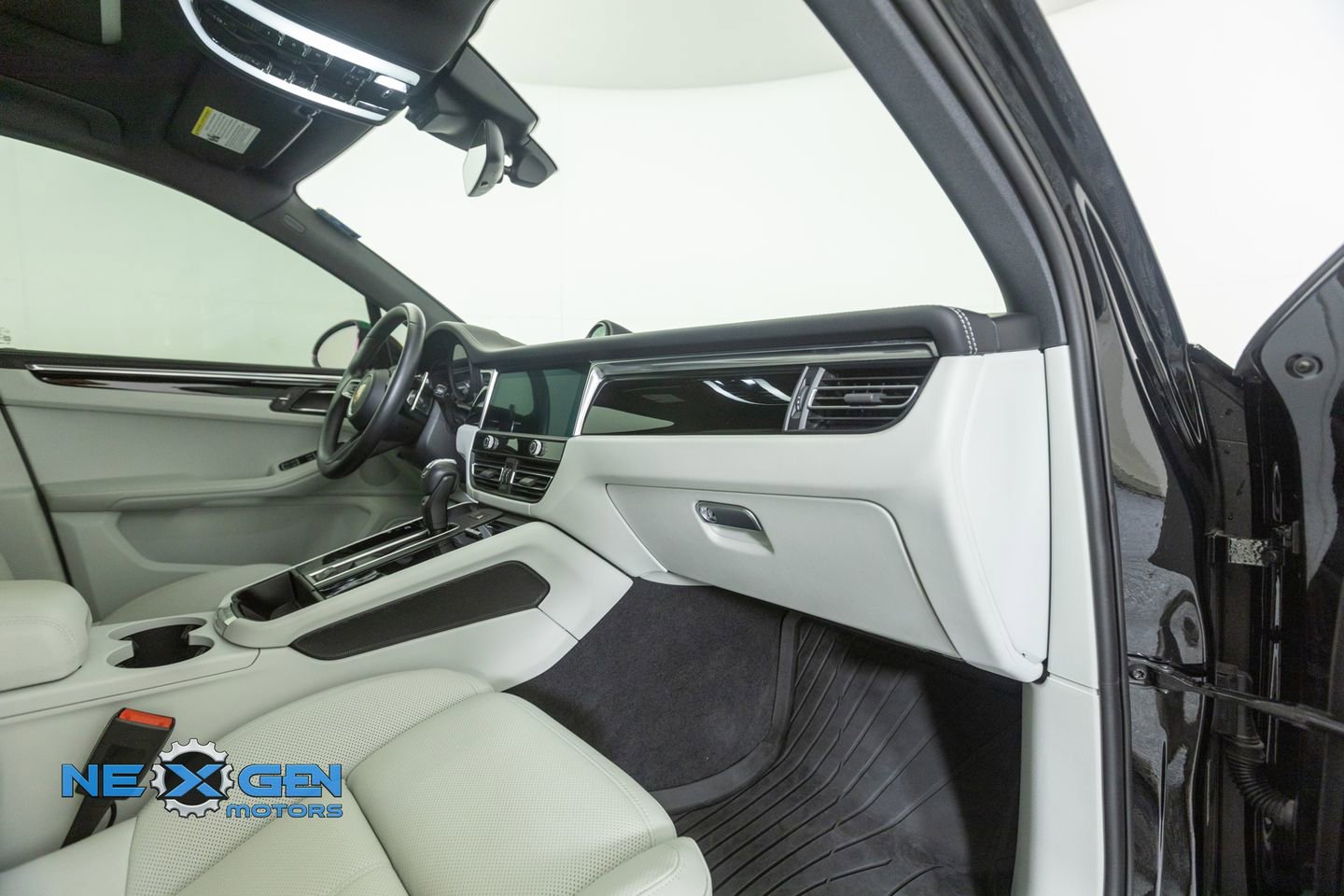 Used 2024 Porsche Macan AWD/4WD image 44