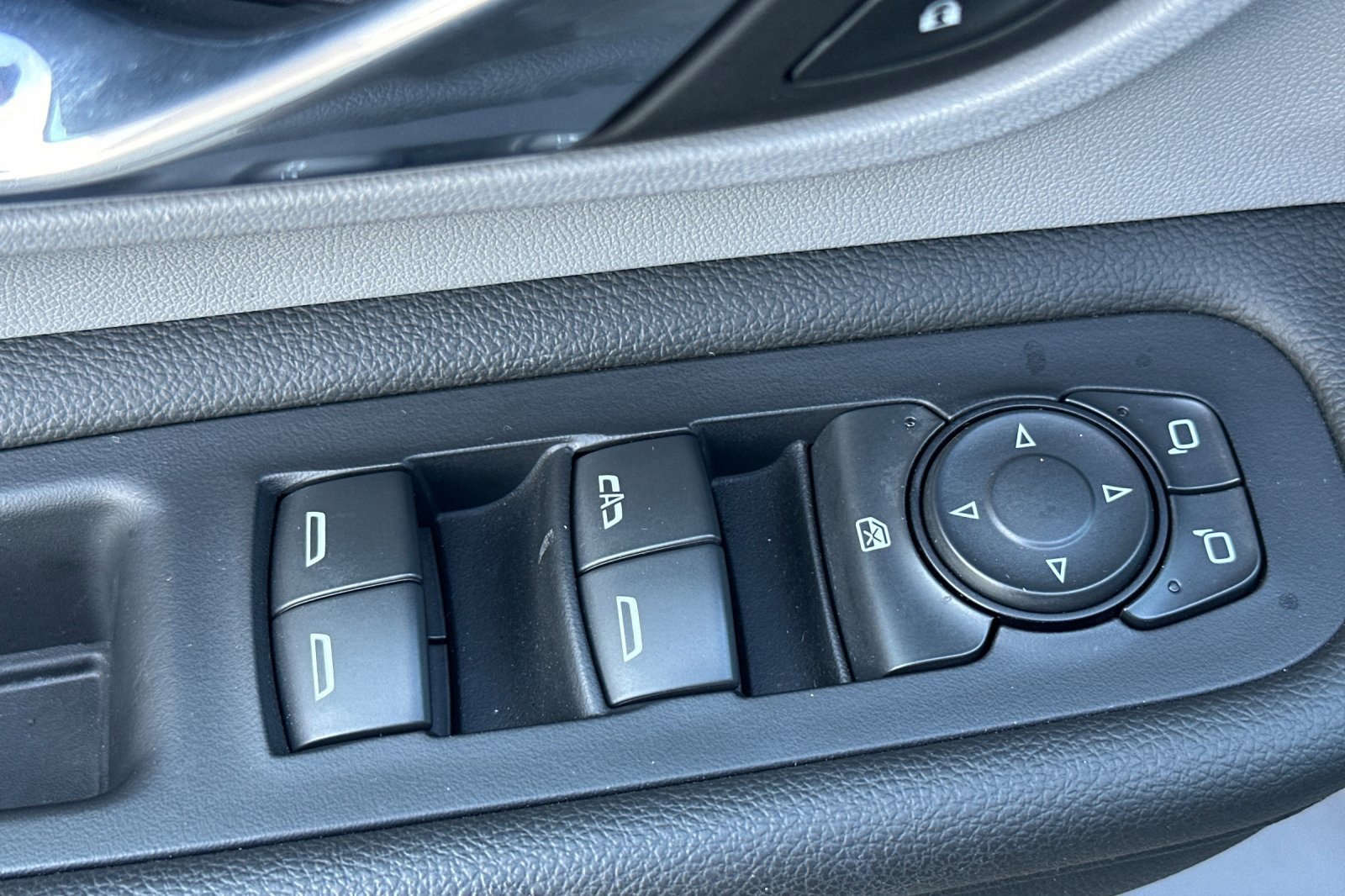 Used 2023 GMC Terrain SLE w/ Driver Convenience Package image 12