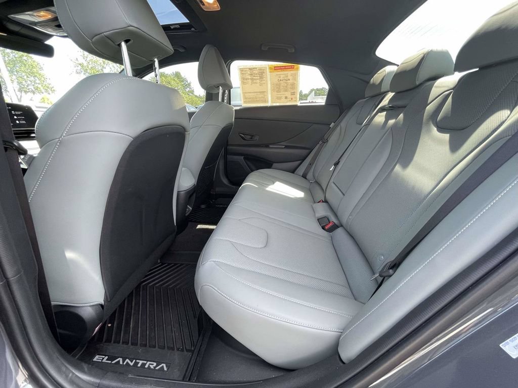 Used 2025 Hyundai Elantra Limited FWD image 12