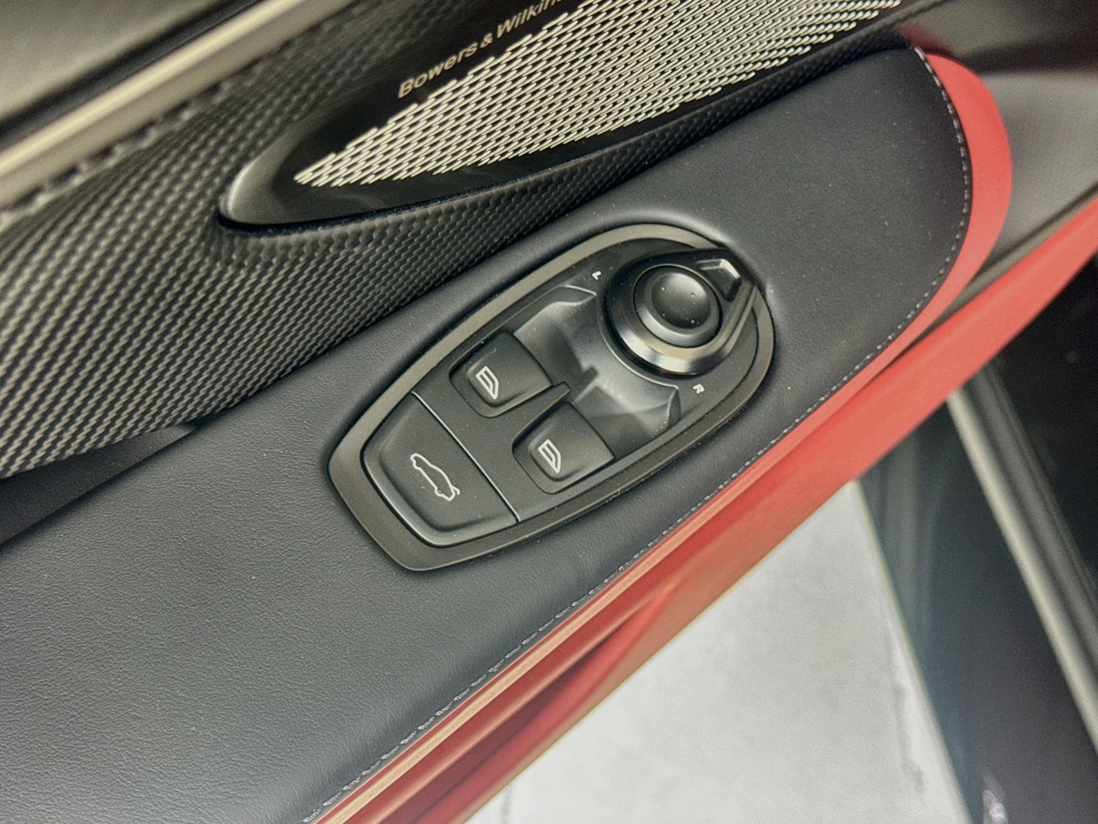 Used 2025 Aston Martin Vanquish RWD image 17