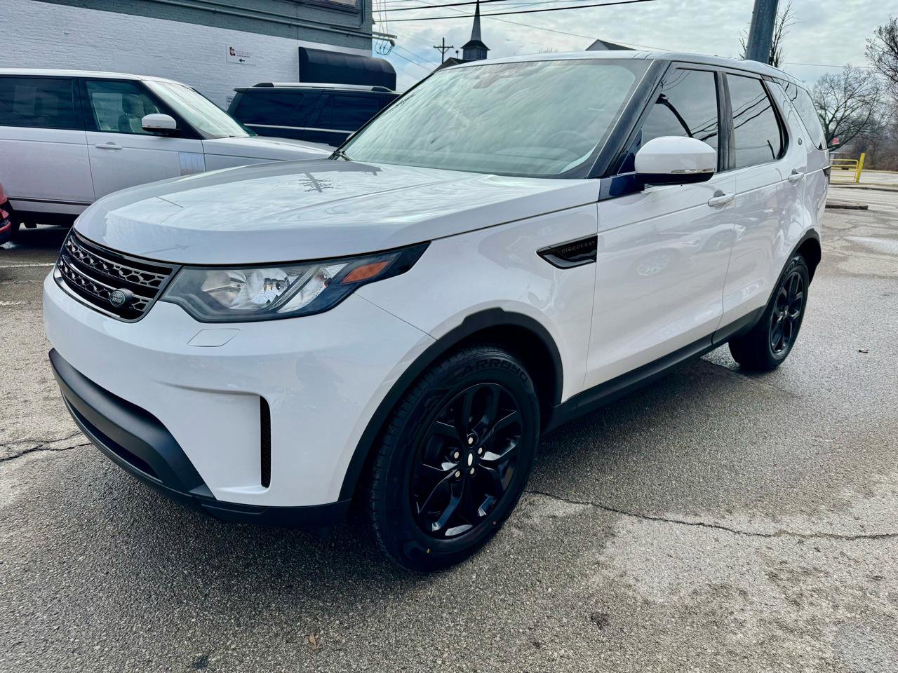 Used 2017 Land Rover Discovery SE image 3