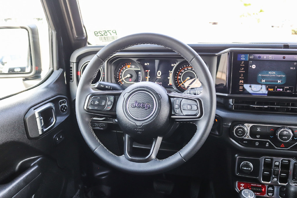 Used 2025 Jeep Wrangler Unlimited Rubicon AWD/4WD image 15