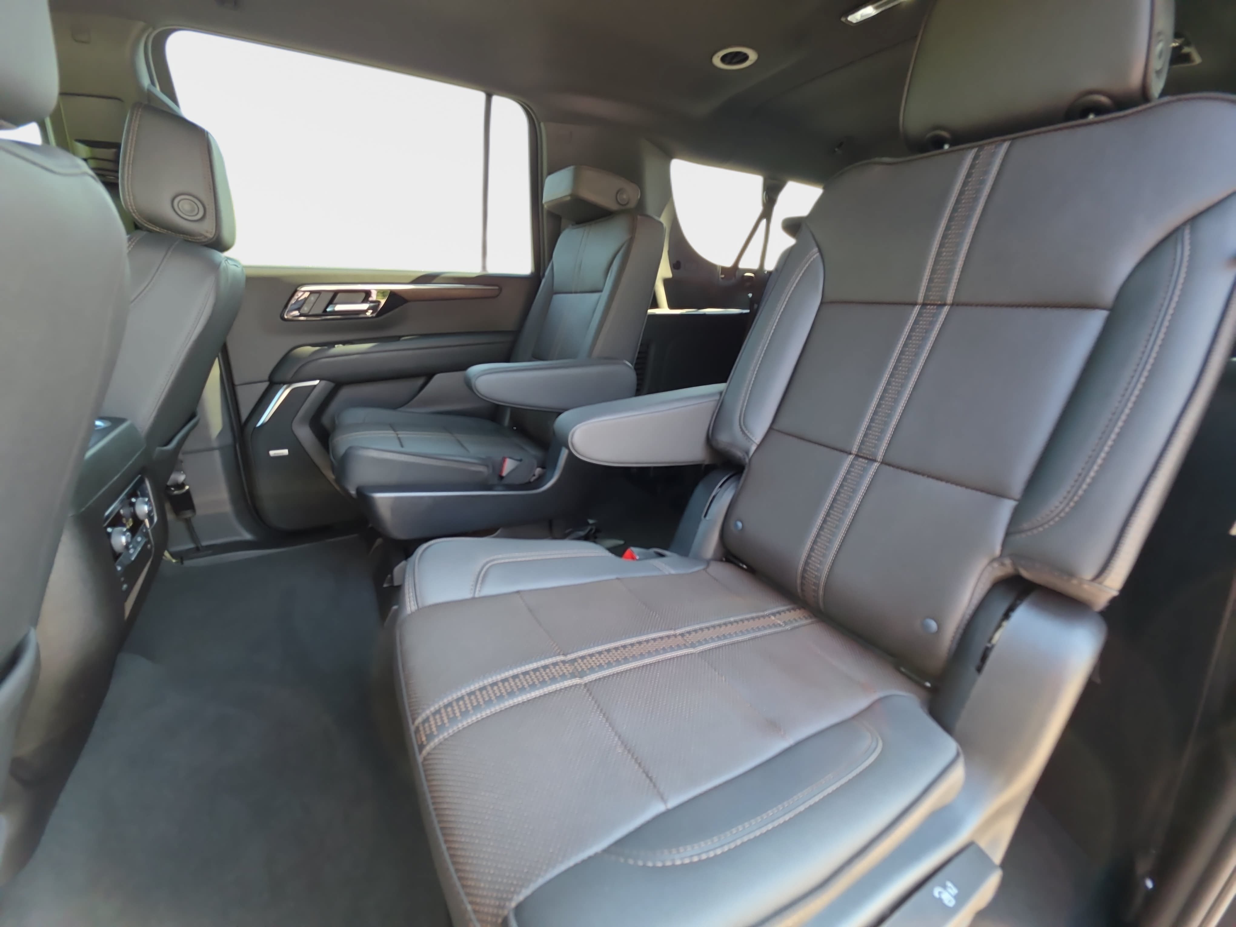 Used 2025 Chevrolet Suburban High Country AWD/4WD image 15