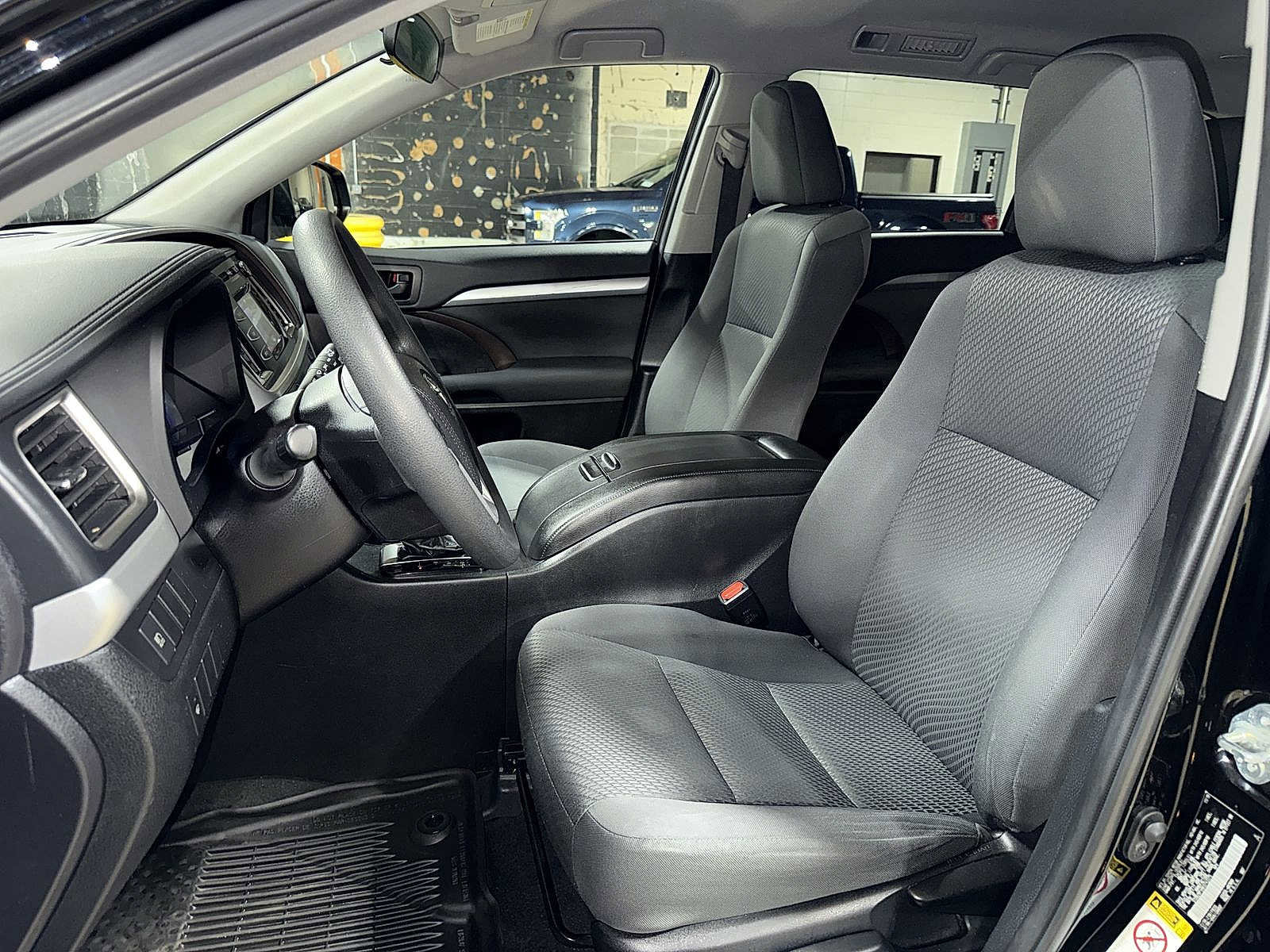 Used 2019 Toyota Highlander LE AWD/4WD image 15